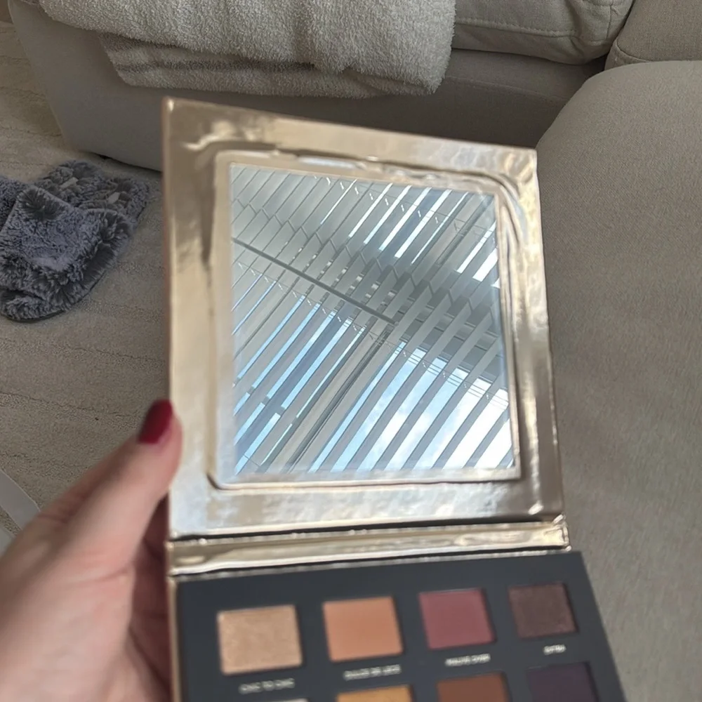NEW- Iconic London Booming & Gleaming Eyeshadow Palette